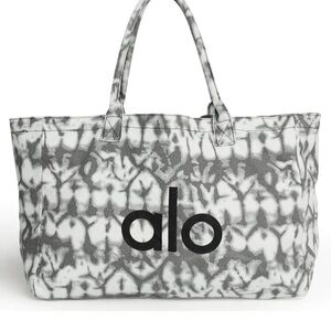 ALO Yoga Gray Modern Tote Bag with Structured Design